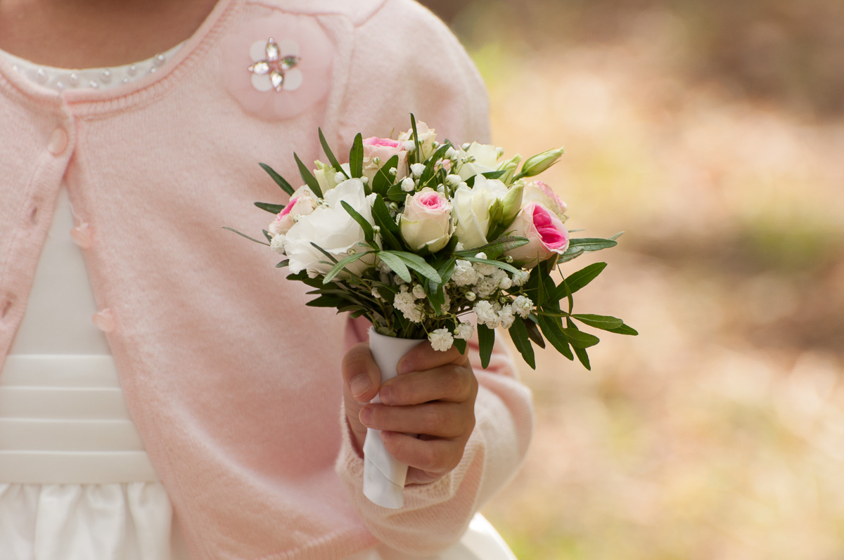 petite fille avec un bouquet à la main